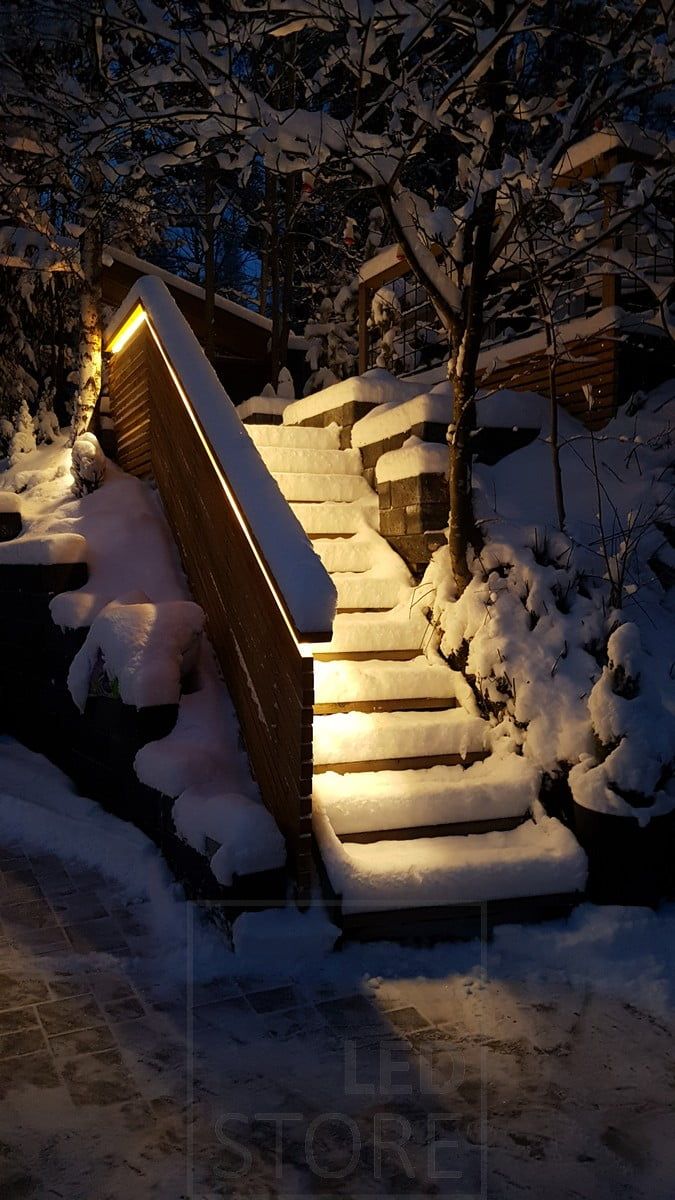 Ulkoportaiden kaiteessa led nauha valaisemassa portaita epäsuorasti.